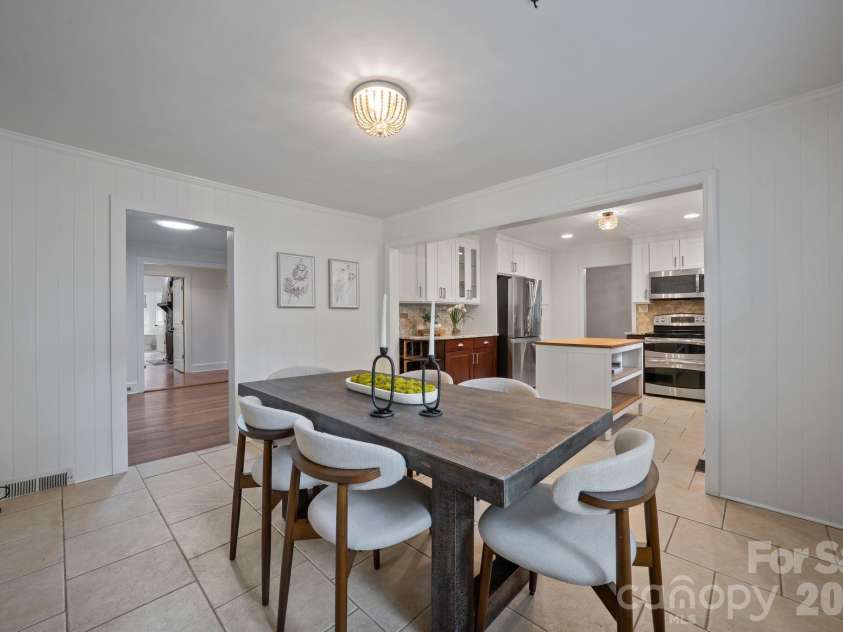 4218 Windemere Lane, Charlotte, NC 28211.  MLS# CAR4358912, YatesRealty ID 22275. 