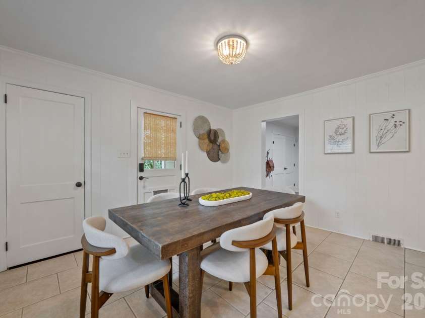 4218 Windemere Lane, Charlotte, NC 28211.  MLS# CAR4358912, YatesRealty ID 22275. 
