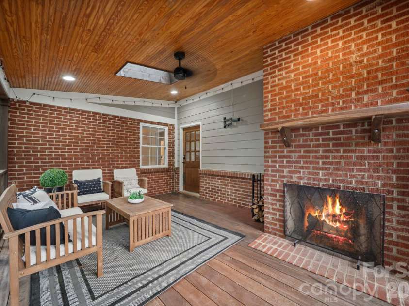 4218 Windemere Lane, Charlotte, NC 28211.  MLS# CAR4358912, YatesRealty ID 22275. 