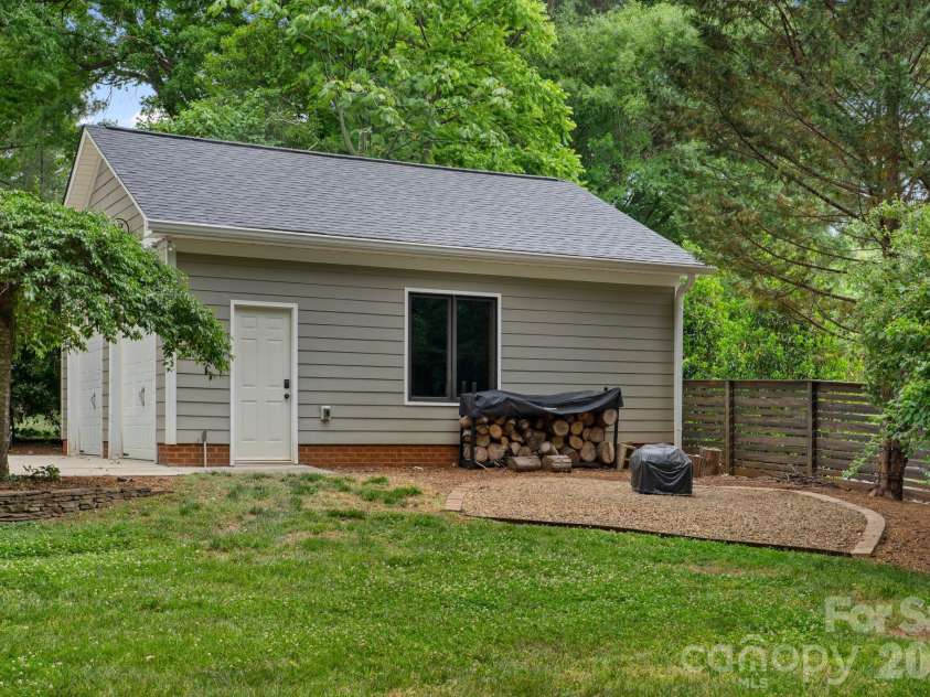 4218 Windemere Lane, Charlotte, NC 28211.  MLS# CAR4358912, YatesRealty ID 22275. 