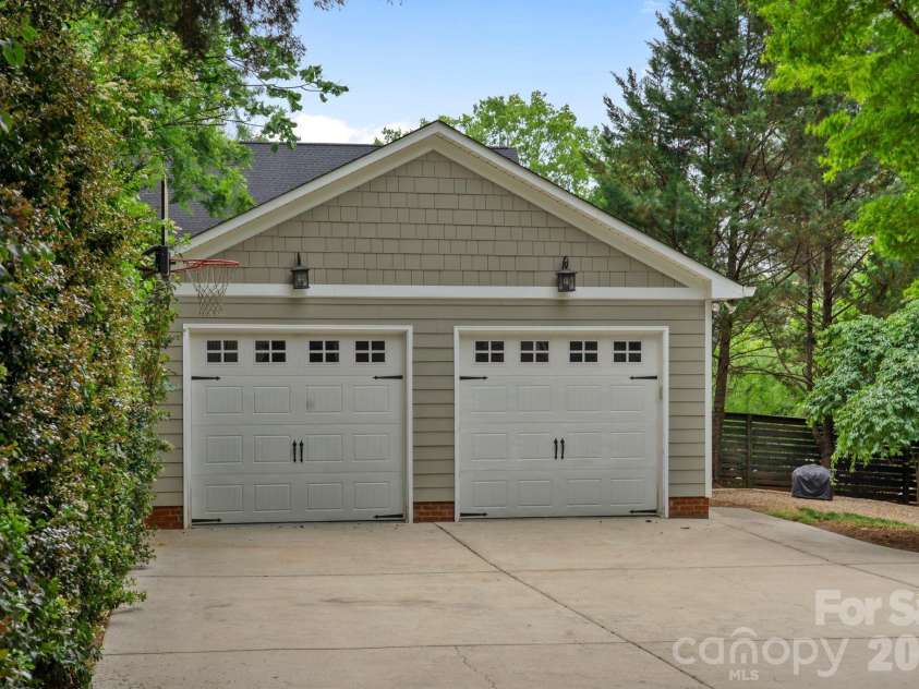 4218 Windemere Lane, Charlotte, NC 28211.  MLS# CAR4358912, YatesRealty ID 22275. 
