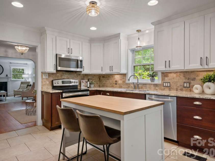 4218 Windemere Lane, Charlotte, NC 28211.  MLS# CAR4358912, YatesRealty ID 22275. 