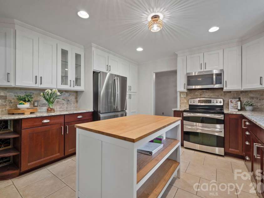 4218 Windemere Lane, Charlotte, NC 28211.  MLS# CAR4358912, YatesRealty ID 22275. 