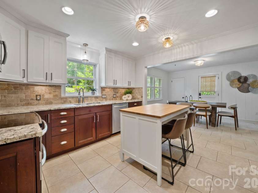 4218 Windemere Lane, Charlotte, NC 28211.  MLS# CAR4358912, YatesRealty ID 22275. 