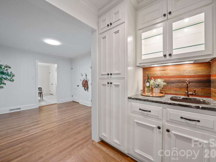 4218 Windemere Lane, Charlotte, NC 28211.  MLS# CAR4358912, YatesRealty ID 22275. 