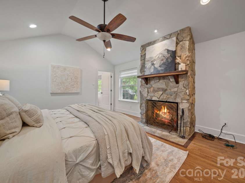 4218 Windemere Lane, Charlotte, NC 28211.  MLS# CAR4358912, YatesRealty ID 22275. 