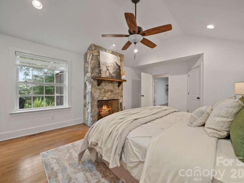 4218 Windemere Lane, Charlotte, NC 28211.  MLS# CAR4358912, YatesRealty ID 22275. 