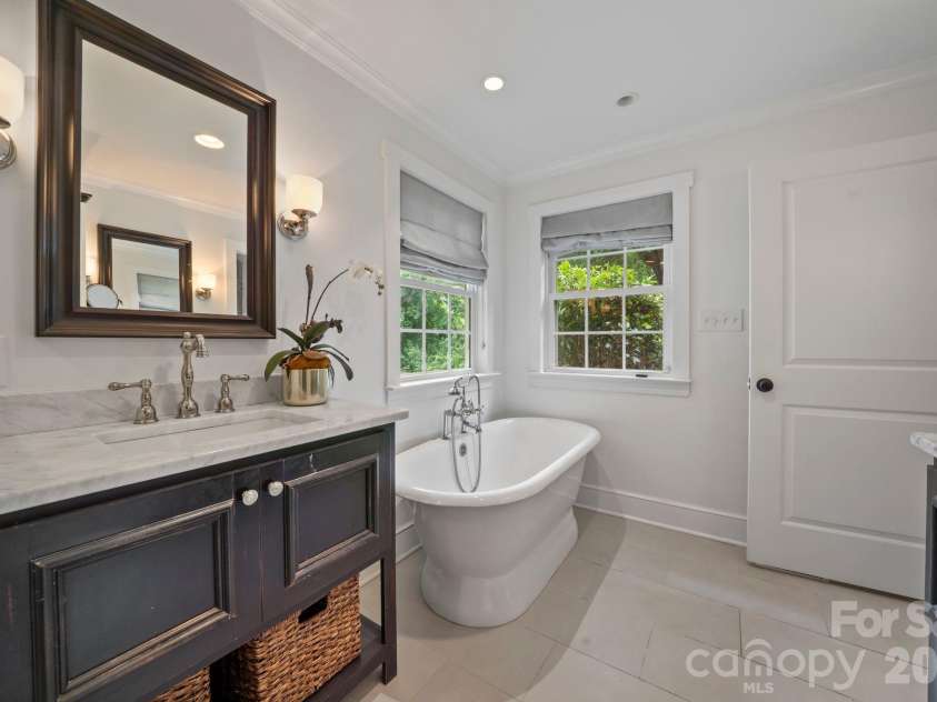 4218 Windemere Lane, Charlotte, NC 28211.  MLS# CAR4358912, YatesRealty ID 22275. 