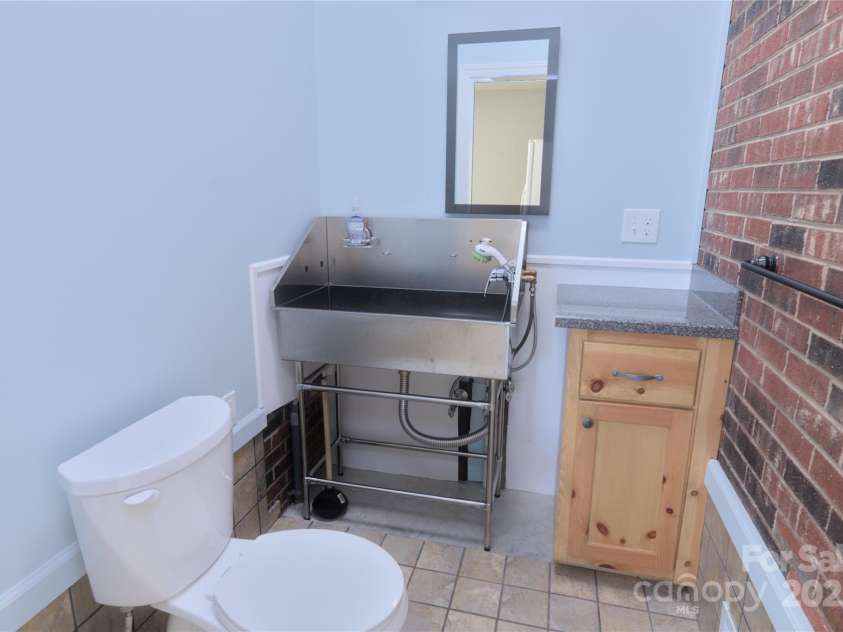 7869 Cherry Point Drive, Denver, NC 28037.  MLS# CAR4263113, YatesRealty ID 22277. Garage half bath dog grooming station