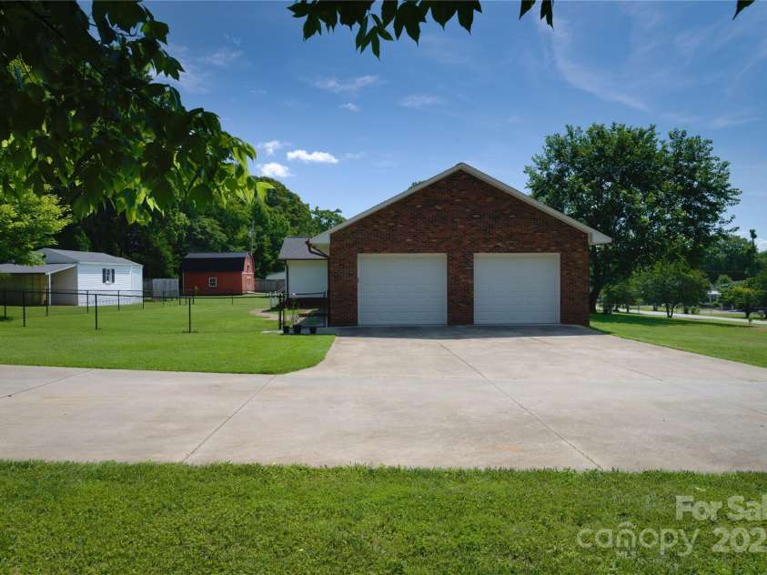 7869 Cherry Point Drive, Denver, NC 28037.  MLS# CAR4263113, YatesRealty ID 22277. Side entry garage