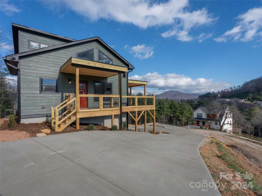 154 Aster Ridge Drive, Waynesville, NC 28786.  MLS# CAR4205694, YatesRealty ID 22279. 