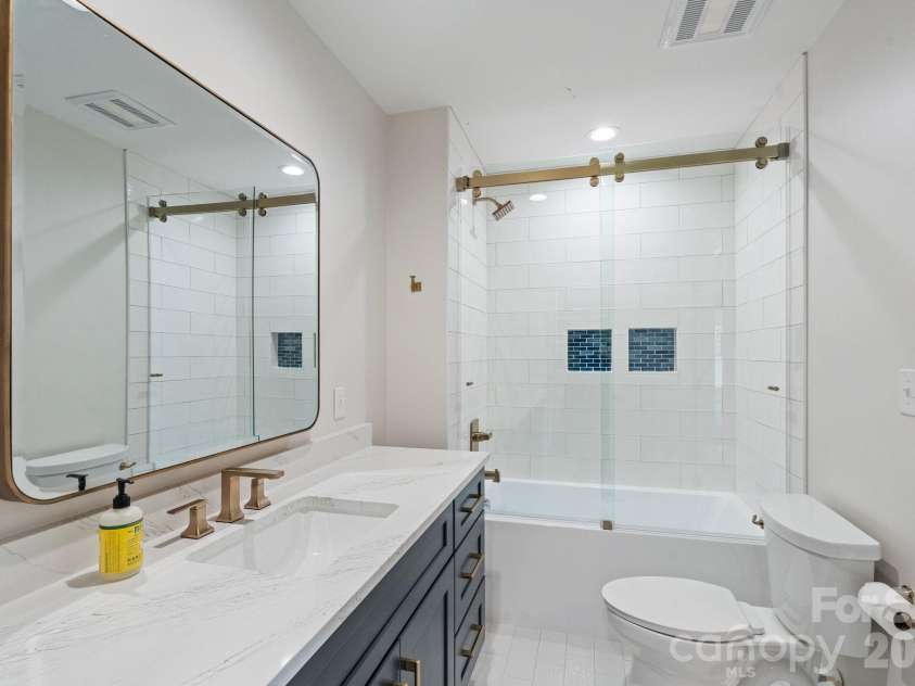 18003 Lochcarron Lane, Cornelius, NC 28031.  MLS# CAR4377616, YatesRealty ID 22279. Additional en suite bath