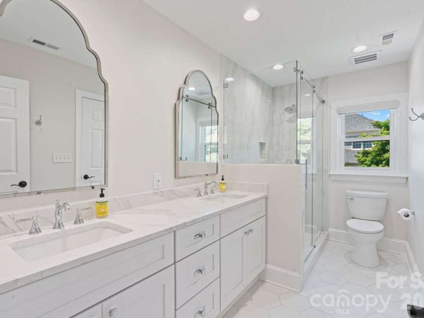 18003 Lochcarron Lane, Cornelius, NC 28031.  MLS# CAR4377616, YatesRealty ID 22279. Additional en suite bath