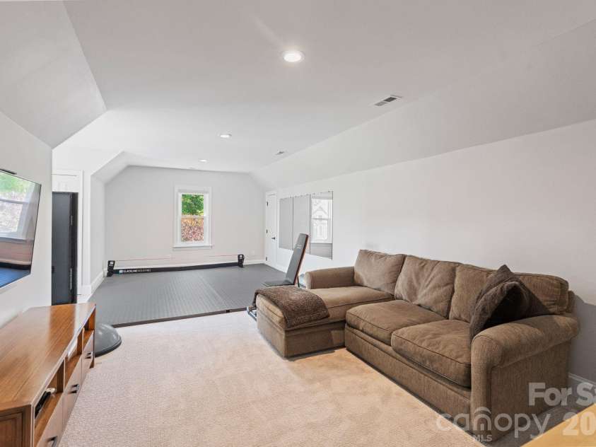 18003 Lochcarron Lane, Cornelius, NC 28031.  MLS# CAR4377616, YatesRealty ID 22279. Bonus room