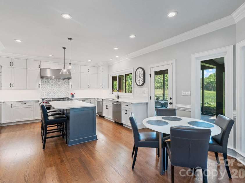 18003 Lochcarron Lane, Cornelius, NC 28031.  MLS# CAR4377616, YatesRealty ID 22279. Kitchen with eat in space