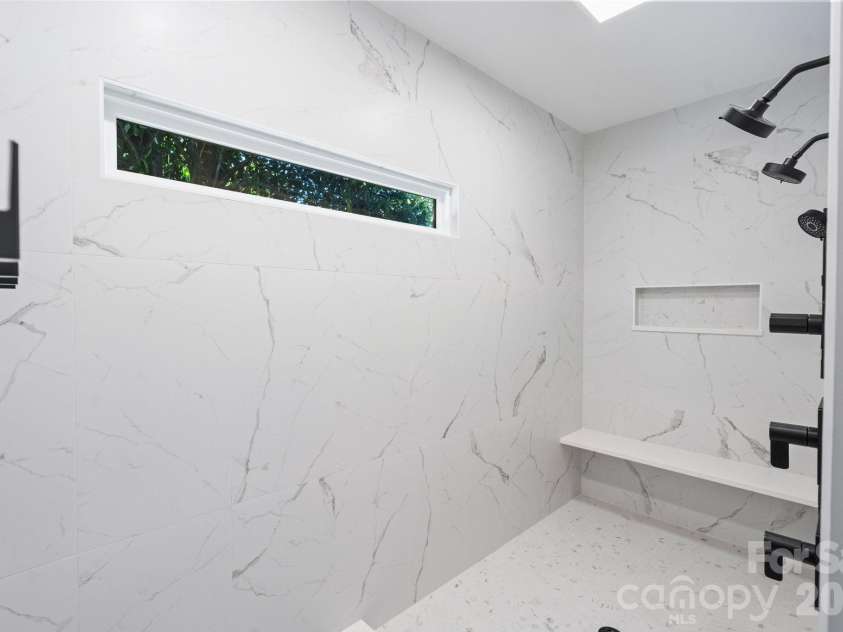 18003 Lochcarron Lane, Cornelius, NC 28031.  MLS# CAR4377616, YatesRealty ID 22279. Primary bath
