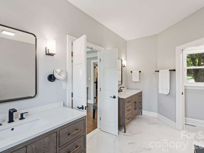 18003 Lochcarron Lane, Cornelius, NC 28031.  MLS# CAR4377616, YatesRealty ID 22279. Primary bath