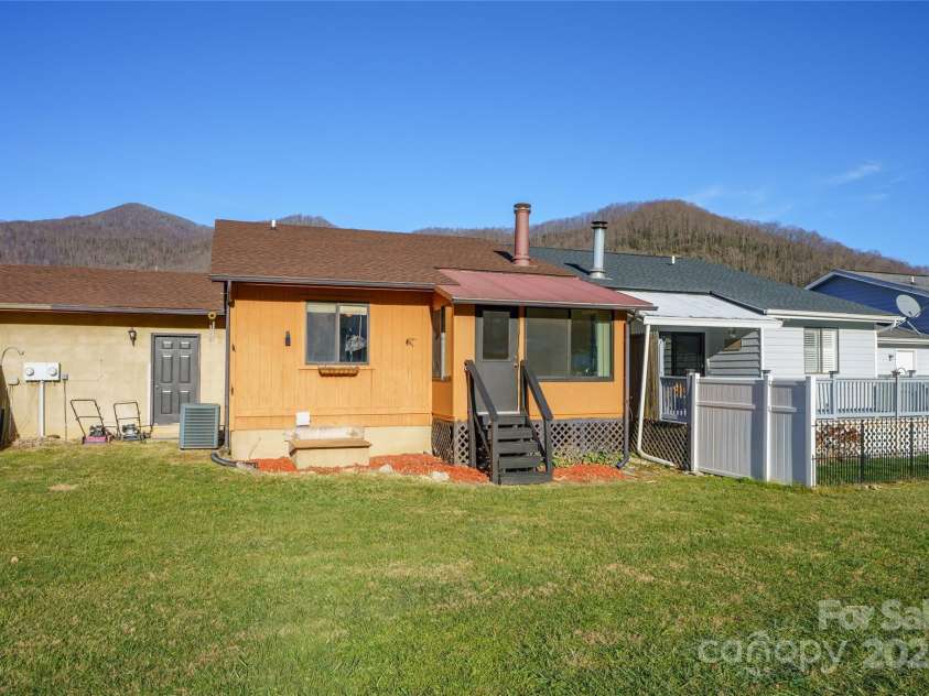 94 Market Street, Maggie Valley, NC 28751.  MLS# CAR4277066, YatesRealty ID 2228. 