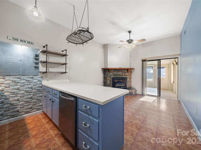 94 Market Street, Maggie Valley, NC 28751.  MLS# CAR4277066, YatesRealty ID 2228. Country kitchen