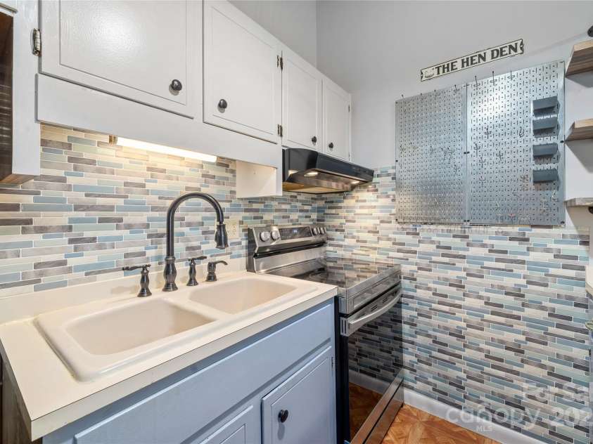 94 Market Street, Maggie Valley, NC 28751.  MLS# CAR4277066, YatesRealty ID 2228. New Stainless Stove