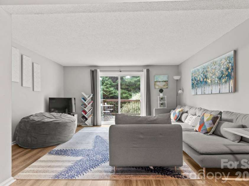 9606 Vinca Circle, Charlotte, NC 28213.  MLS# CAR4271580, YatesRealty ID 22280. 