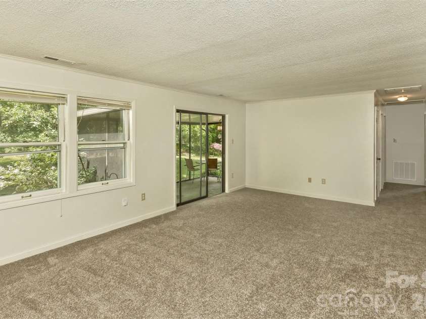 7 Teaneck Circle, Hendersonville, NC 28791.  MLS# CAR4369967, YatesRealty ID 22283. 