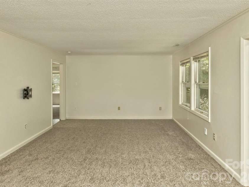 7 Teaneck Circle, Hendersonville, NC 28791.  MLS# CAR4369967, YatesRealty ID 22283. 