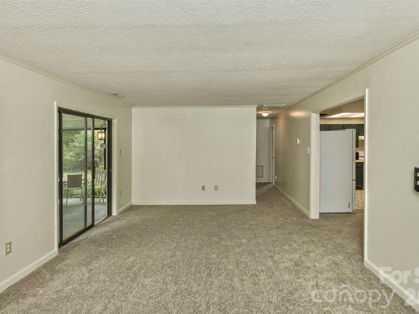 7 Teaneck Circle, Hendersonville, NC 28791.  MLS# CAR4369967, YatesRealty ID 22283. 