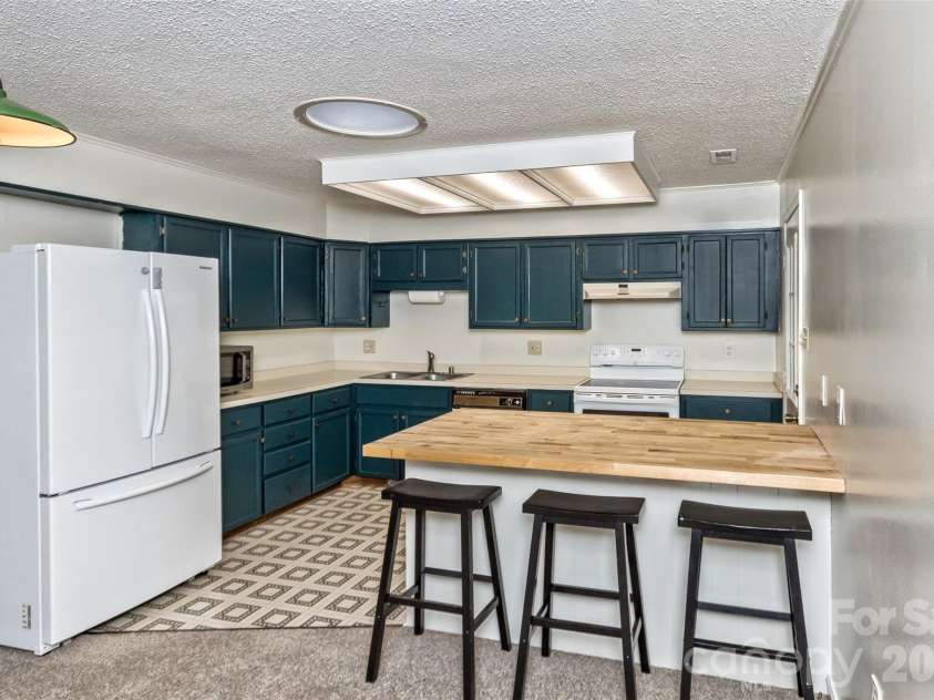 7 Teaneck Circle, Hendersonville, NC 28791.  MLS# CAR4369967, YatesRealty ID 22283. 
