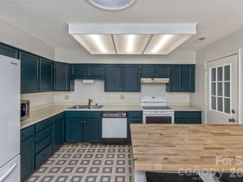 7 Teaneck Circle, Hendersonville, NC 28791.  MLS# CAR4369967, YatesRealty ID 22283. 