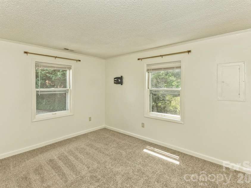 7 Teaneck Circle, Hendersonville, NC 28791.  MLS# CAR4369967, YatesRealty ID 22283. 