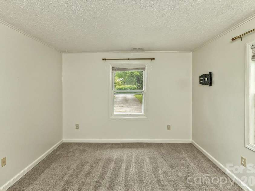 7 Teaneck Circle, Hendersonville, NC 28791.  MLS# CAR4369967, YatesRealty ID 22283. 