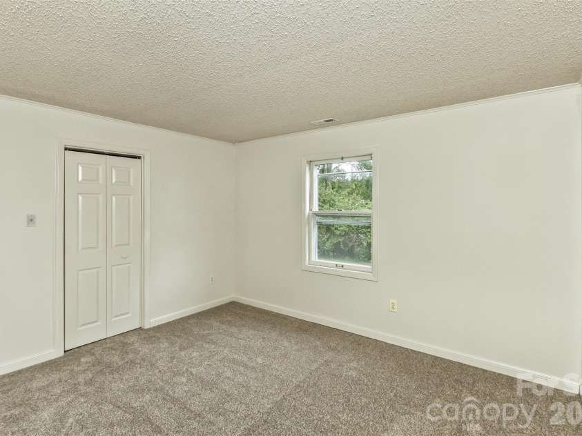 7 Teaneck Circle, Hendersonville, NC 28791.  MLS# CAR4369967, YatesRealty ID 22283. 