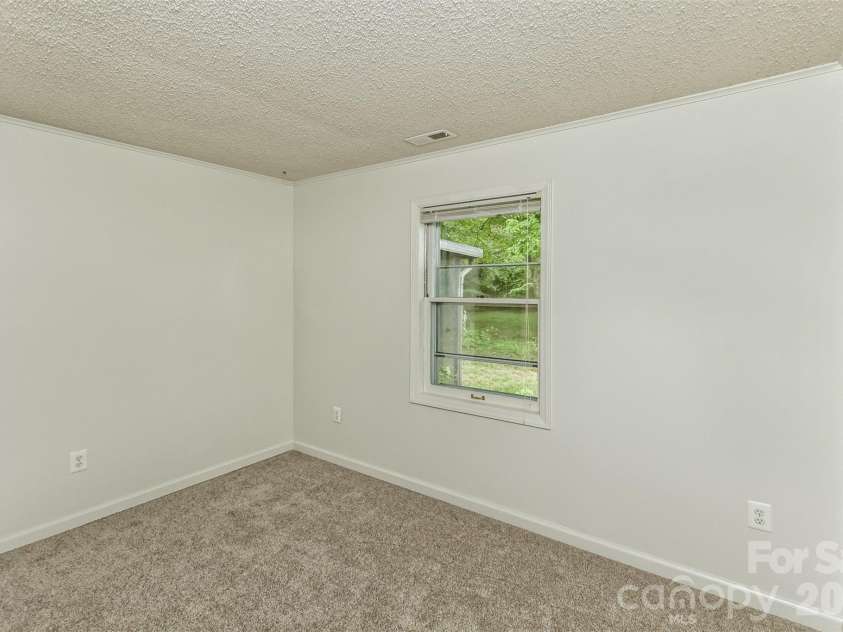 7 Teaneck Circle, Hendersonville, NC 28791.  MLS# CAR4369967, YatesRealty ID 22283. 