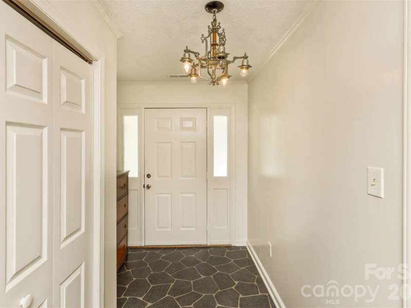 7 Teaneck Circle, Hendersonville, NC 28791.  MLS# CAR4369967, YatesRealty ID 22283. Foyer
