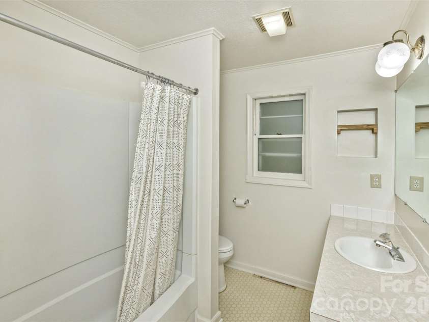 7 Teaneck Circle, Hendersonville, NC 28791.  MLS# CAR4369967, YatesRealty ID 22283. Hall bathroom