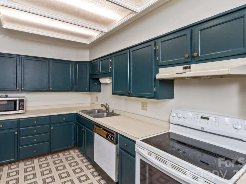 7 Teaneck Circle, Hendersonville, NC 28791.  MLS# CAR4369967, YatesRealty ID 22283. Plenty of light