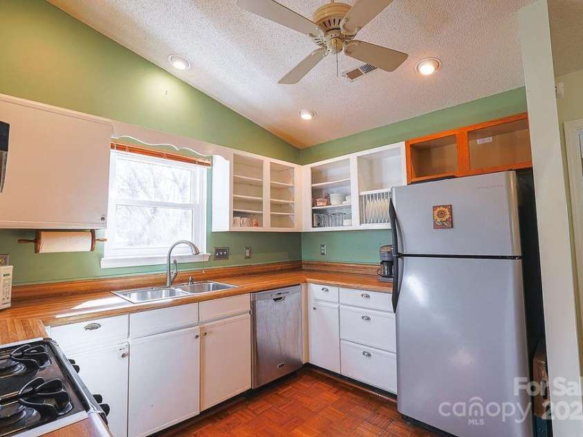 869 Sandburg Terrace, Hendersonville, NC 28791.  MLS# CAR4152021, YatesRealty ID 22283. 