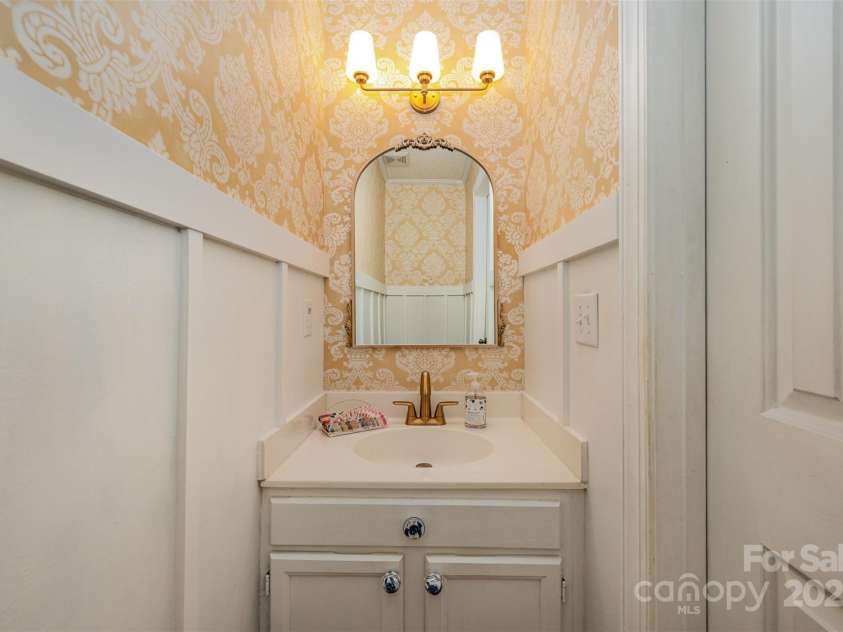 13416 Kintyre Court, Matthews, NC 28105.  MLS# CAR4270009, YatesRealty ID 22286. Powder Room on Main Floor