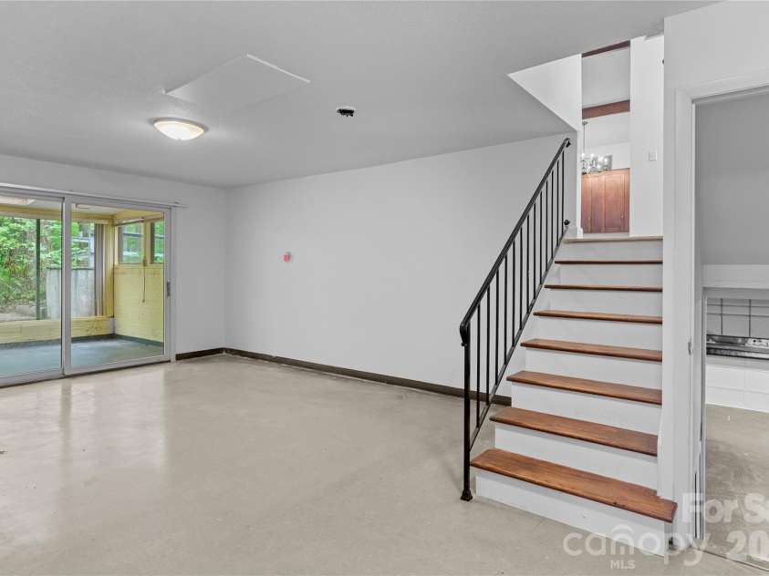 2051 Royall Drive, Winston Salem, NC 27106.  MLS# CAR4381495, YatesRealty ID 22287. 