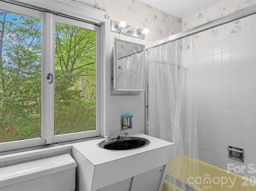 2051 Royall Drive, Winston Salem, NC 27106.  MLS# CAR4381495, YatesRealty ID 22287. 