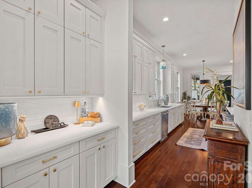 206 Meadowbrook Road, Charlotte, NC 28211.  MLS# CAR4372338, YatesRealty ID 2229. 