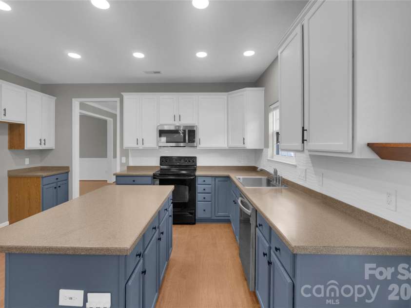 1007 Butterburr Drive, Matthews, NC 28104.  MLS# CAR4380724, YatesRealty ID 22290. 