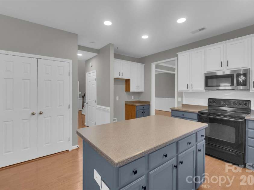 1007 Butterburr Drive, Matthews, NC 28104.  MLS# CAR4380724, YatesRealty ID 22290. 