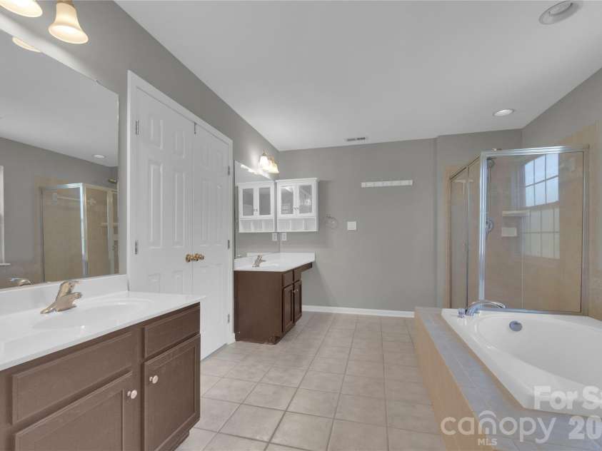 1007 Butterburr Drive, Matthews, NC 28104.  MLS# CAR4380724, YatesRealty ID 22290. 