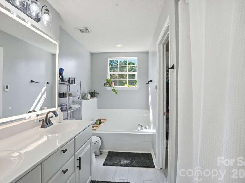 11519 Withers Mill Drive, Charlotte, NC 28278.  MLS# CAR4382106, YatesRealty ID 22291. 
