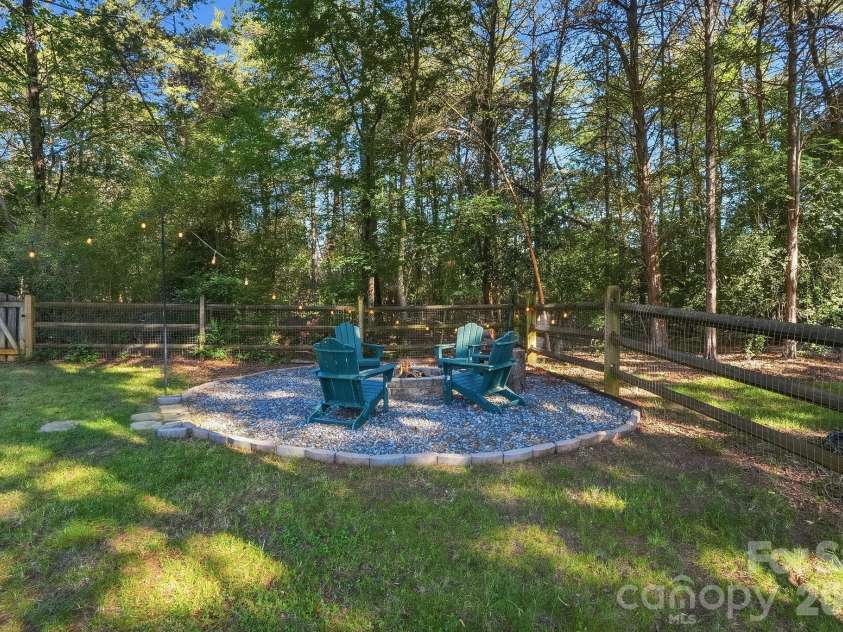 11519 Withers Mill Drive, Charlotte, NC 28278.  MLS# CAR4382106, YatesRealty ID 22291. 
