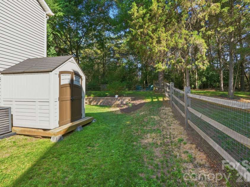 11519 Withers Mill Drive, Charlotte, NC 28278.  MLS# CAR4382106, YatesRealty ID 22291. 