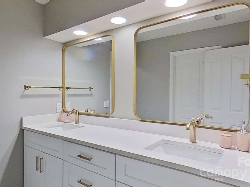 15215 Arleta Circle, Charlotte, NC 28277.  MLS# CAR4255540, YatesRealty ID 22292. 