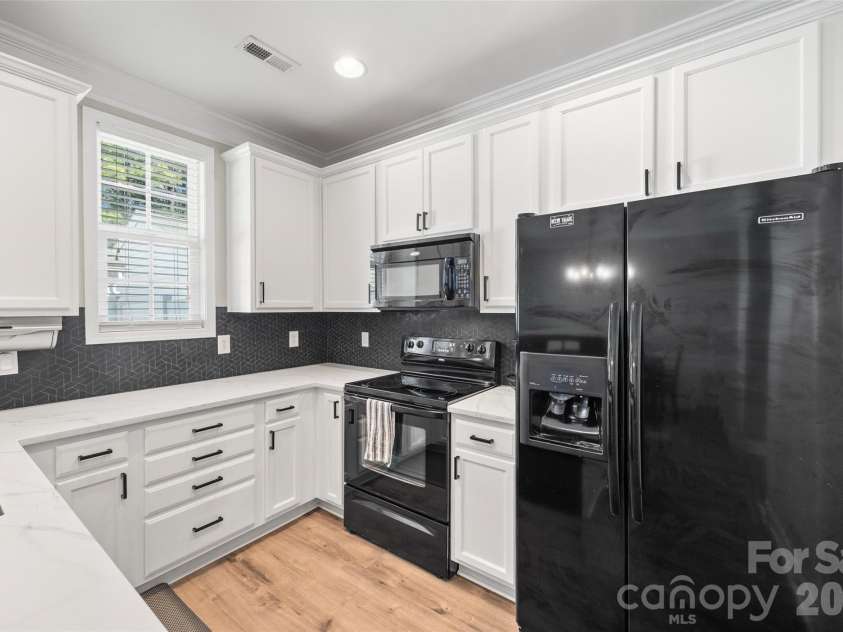 9821 Longstone Lane, Charlotte, NC 28277.  MLS# CAR4382066, YatesRealty ID 22292. 